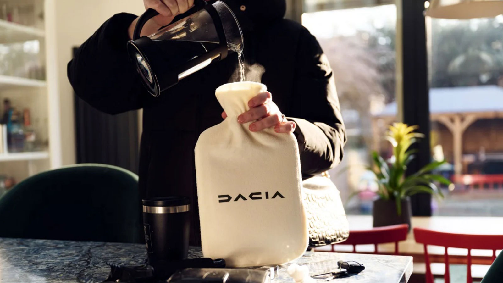 Dacia: Τρολάρει την BMW και δίνει δωρεάν θερμοφόρες